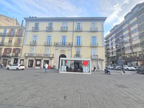 Negozio in pieno centro di 250 mq con deposito di 70 mq in Affitto