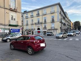 Negozio in pieno centro di 250 mq con deposito di 70 mq in Affitto